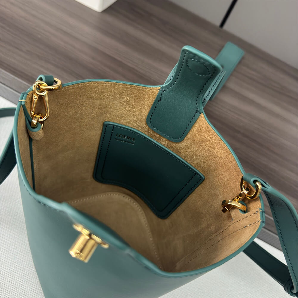 LOEWE Mini Pebble bucket in smooth calfskin(high-end grade)